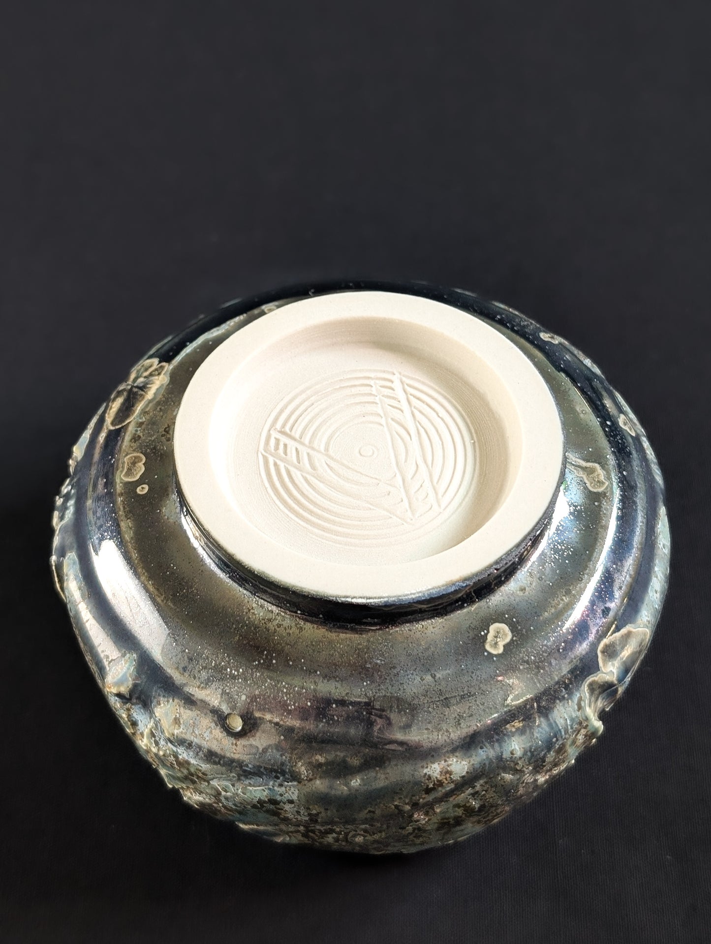 Underside of the 'Verdigris' chawan, showing unglazed base and Robbin Harris’s carved 'V' maker’s mark.