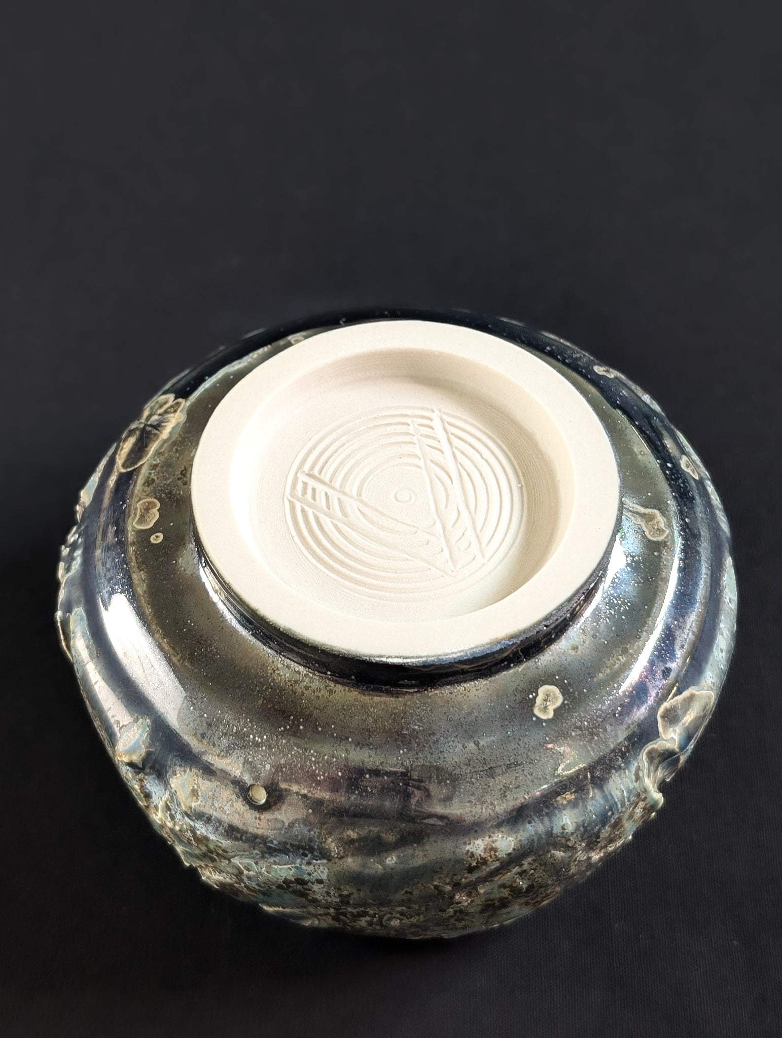 Underside of the 'Verdigris' chawan, showing unglazed base and Robbin Harris’s carved 'V' maker’s mark.