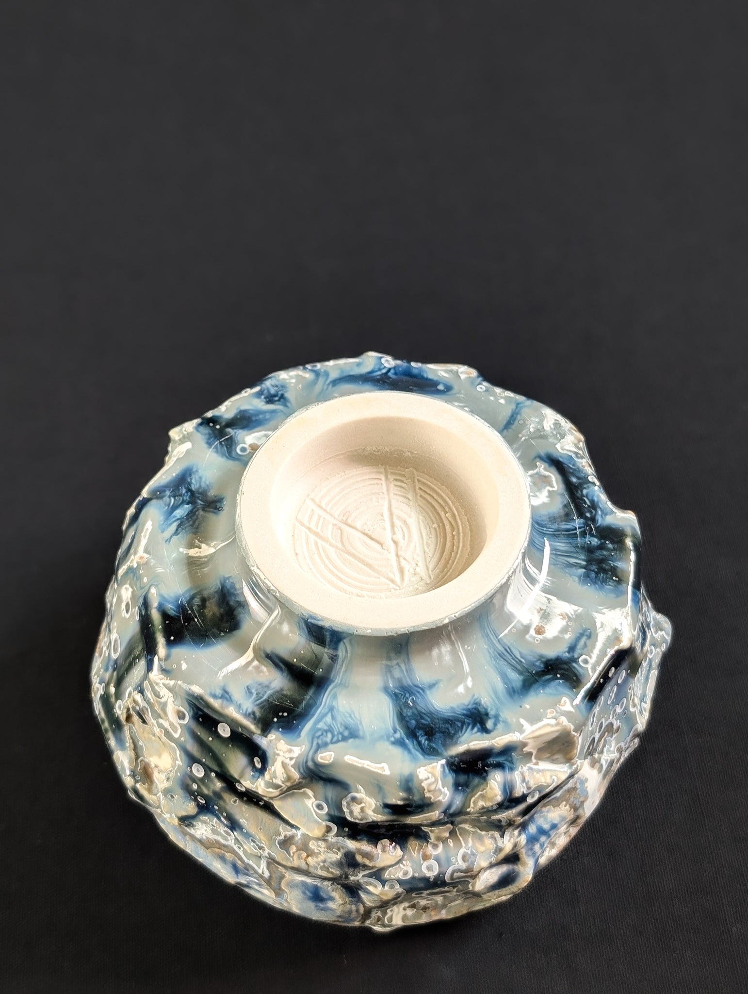 Underside of 'Yukihana' chawan, with unglazed foot and Robbin Harris’s carved 'V' maker’s mark.