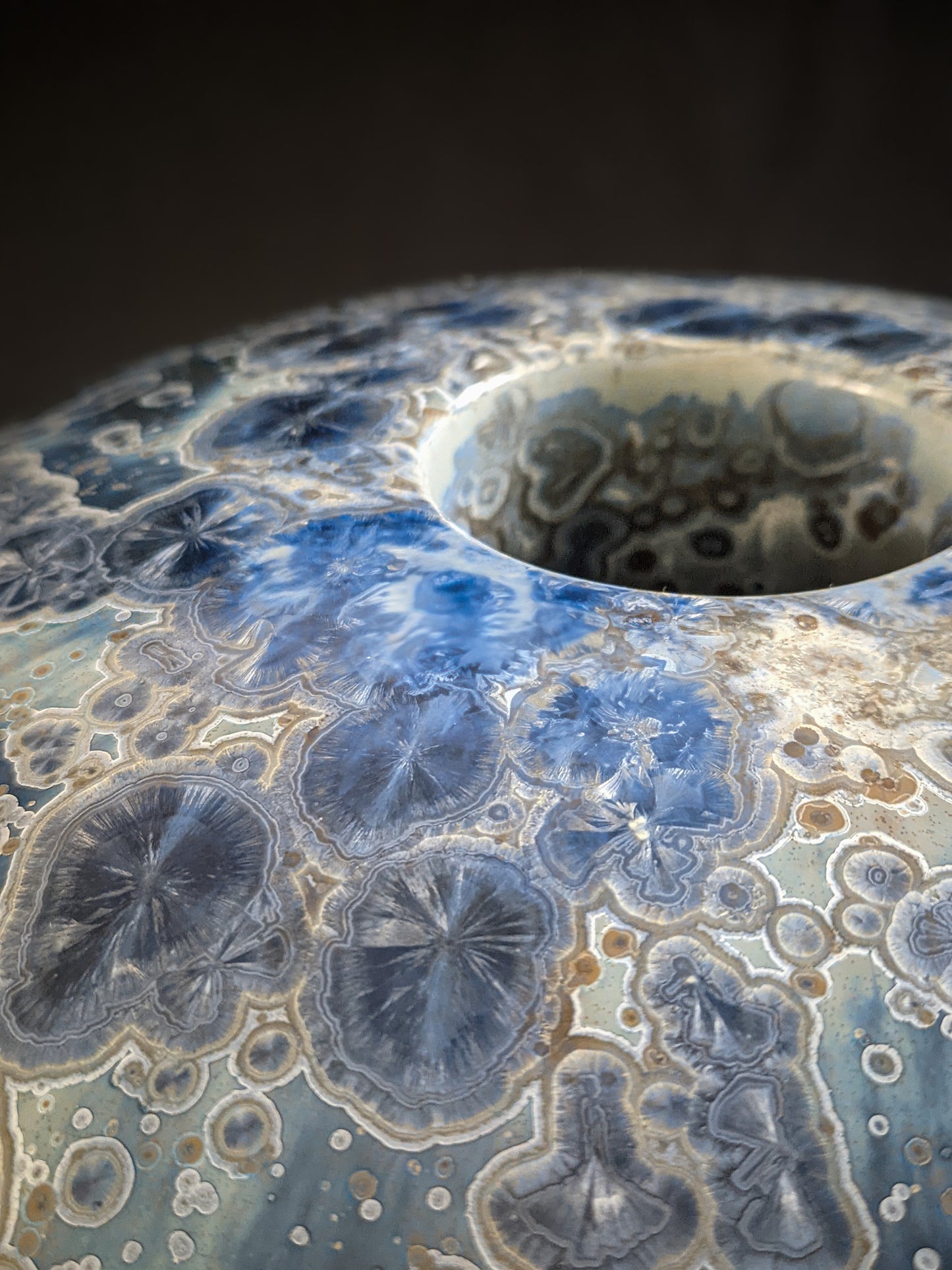 Detailed shot of the crystalline formations on Majestic Verdance, highlighting the complexity of the glaze.